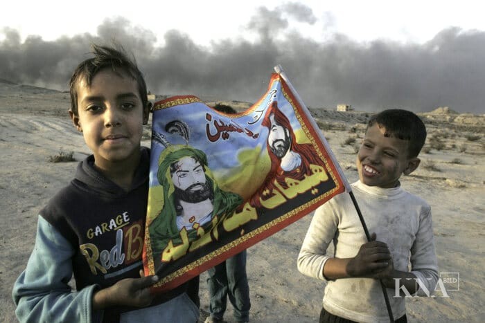 161209-93-000109 Kinder mit Kriegsflagge im Irak