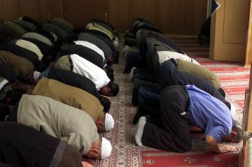 Tag der offenen MoscheeMuslimische Männer beten am 3. Oktober in einer Moschee in Bonn. Bei dem Tag der offenen Moschee konnten Menschen einen Blick in das Glaubensleben der islamischen Mitbürger werfen. Bild: Gebet in der  Moschee an der Esche in Bonn.