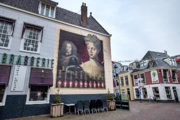 Ein Gemälde mit dem Porträt von Prinzessin Marie-Luise von Hessen-Kassel, auch "Marijke Muoi" genannt, an einer Hauswand in Leeuwarden (Friesland), Europäische Kulturhauptstadt 2018, am 11. Dezember 2017.