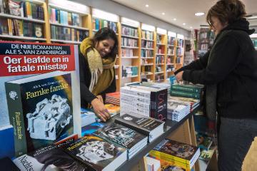 Buchhandlung mit Büchern verfasst auf Friesisch in Leeuwarden (Friesland), Europäische Kulturhauptstadt 2018, am 11. Dezember 2017.