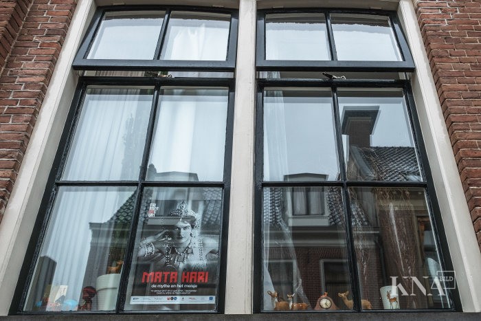 Plakat mit der niederländischen Tänzerin Mata Hari, die 1876 in Leeuwarden geboren wurde, in einem Fenster in Leeuwarden (Friesland), Europäische Kulturhauptstadt 2018, am 11. Dezember 2017.