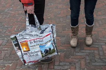 Eine Einkaufstasche mit friesischen Zeitungsartikeln in Leeuwarden (Friesland), Europäische Kulturhauptstadt 2018, am 11. Dezember 2017.
