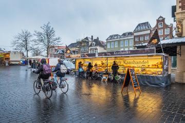 Käsehändler auf der Straße Nieuwstad in Leeuwarden (Friesland), Europäische Kulturhauptstadt 2018, am 11. Dezember 2017.