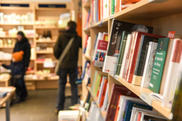 Bücher stehen in der Auslage einer Buchhandlung am 2. März 2018 in Bonn.