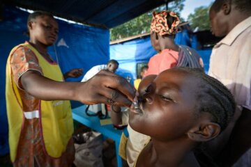 Mädchen schluckt eine Impfung gegen Cholera in einem Camp für Binnenflüchtlinge in Wau (Südsudan) am 17. April 2018.