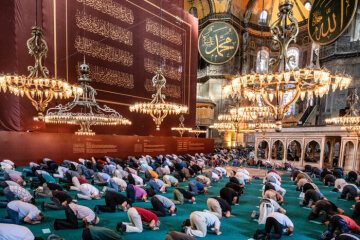 Muslimische Männer beten kniend in der Hagia Sophia am 5. September 2020 in Istanbul.