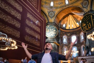 Ein muslimischer Mann breitet die Arme zum Gebet aus in der Hagia Sophia am 5. September 2020 in Istanbul.