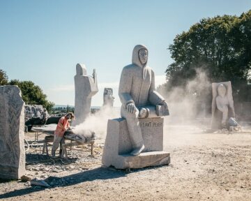 Goulven Jaouen, Bildhauer im "Tal der Heiligen", arbeitet an einer Bank aus Granit am 9. September 2020 in Carnoet (Frankreich).