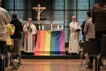 Die Priester Heiner Dresen (l.) und Christian Olding (r.) segnen die Teilnehmer beim Segnungsgottesdienst "Liebe gewinnt" in der Kirche Sankt Martin in Geldern am 6. Mai 2021.