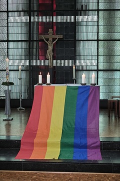 Altar mit einer Regenbogenfahne beim Segnungsgottesdienst "Liebe gewinnt" in der Kirche Sankt Martin in Geldern am 6. Mai 2021.