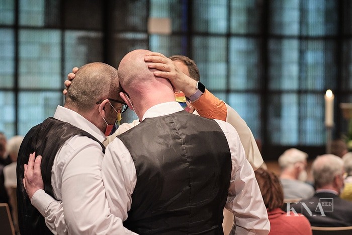 Priester Heiner Dresen segnet ein homosexuelles Paar beim Segnungsgottesdienst "Liebe gewinnt" in der Kirche Sankt Martin in Geldern am 6. Mai 2021.