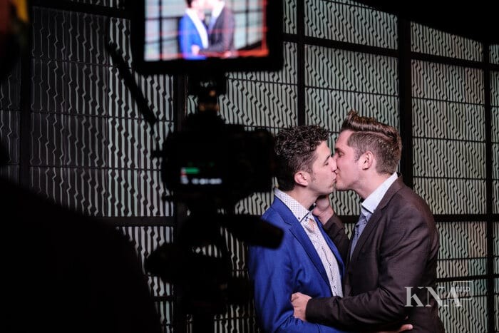 Zwei Männer, ein homosexuelles Paar, küssen sich beim Segnungsgottesdienst "Liebe gewinnt" in der Kirche Sankt Martin in Geldern am 6. Mai 2021.