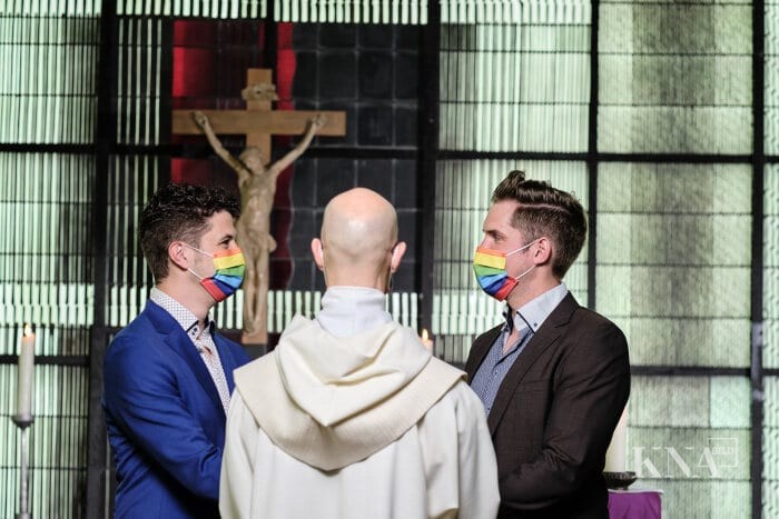 Priester Christian Olding segnet ein homosexuelles Paar beim Segnungsgottesdienst "Liebe gewinnt" in der Kirche Sankt Martin in Geldern am 6. Mai 2021.