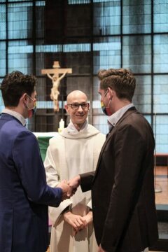 Priester Christian Olding segnet ein homosexuelles Paar beim Segnungsgottesdienst "Liebe gewinnt" in der Kirche Sankt Martin in Geldern am 6. Mai 2021.