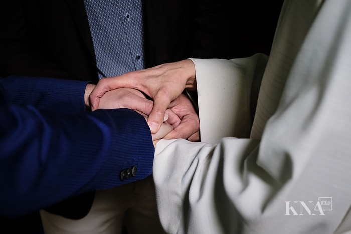 Priester Christian Olding segnet ein homosexuelles Paar und hält ihre Hände beim Segnungsgottesdienst "Liebe gewinnt" in der Kirche Sankt Martin in Geldern am 6. Mai 2021.