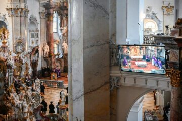 Der Gottesdienst anlässlich der Frühjahrsvollversammlung der Deutschen Bischofskonferenz (DBK) wird auf einem Bildschirm übertragen am 8. März 2022 in der Basilika Vierzehnheiligen.
