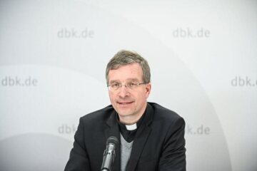 Bischof Michael Gerber, Vorsitzender der Kommission für Geistliche Berufe und Kirchliche Dienste der Deutschen Bischofskonferenz (DBK), beim Pressegespräch während der Frühjahrsvollversammlung der DBK am 8. März 2022 in Vierzehnheiligen.