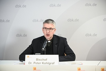 Bischof Peter Kohlgraf, Vorsitzender der Pastoralkommission der Deutschen Bischofskonferenz (DBK), beim Pressegespräch während der Frühjahrsvollversammlung der DBK am 8. März 2022 in Vierzehnheiligen.