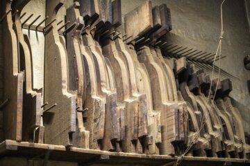 Holzschablonen für die Herstellung von Glocken stehen aufgereiht im Regal, am 22. April 2022 in der Werkstatt der Glocken- und Kunstgießerei Rincker in Sinn.