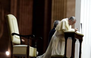 Der knieende Papst Franziskus betet am 7. September 2013 gemeinsam mit 100.000 Menschen auf dem Petersplatz für Frieden in Syrien.