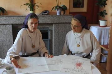 Schwester Christina (links) und Schwester Michaela begutachten die gewalttätige Zeichnung eines Kindes, das aus einer Blutrache-Familie stammt.