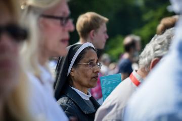 Eine Nonne steht unter den Teilnehmern des Hauptgottesdienstes auf dem 101. Deutschen Katholikentag am 13. Mai 2018 in Münster.