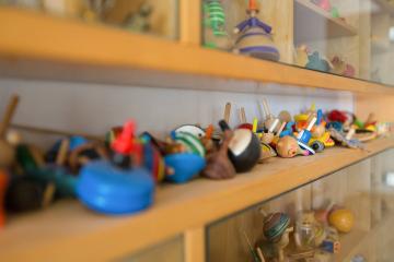 Viele bunte Dreidel, Kreisel, aus Holz, ein Teil der Dreidel-Sammlung von Avraham Burg stehen am 15. Dezember 2016 in einem Regal in seinem Haus in Nataf (Israel).