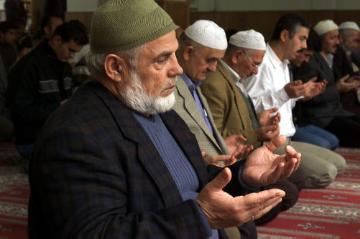 Tag der offenen Moschee
Muslimische Männer beten am 3. Oktober in einer Moschee in Bonn. Bei dem Tag der offenen Moschee konnten Menschen einen Blick in das Glaubensleben der islamischen Mitbürger werfen. 
Bild: Gebet in der  Moschee an der Esche in Bonn.