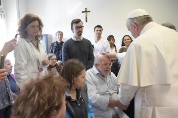 Franziskus begrüßt am 31. März 2017 einen Mann im Blindenzentrum "Centro Regionale Sant'Alessio - Margherita di Savoiain" in Rom.