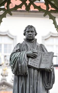 Denkmal des Reformators Martin Luther auf dem Marktplatz in Wittenberg am 11. März 2015.