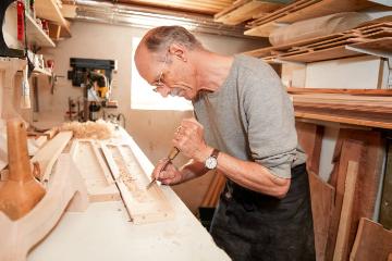 Harfenbauer Eric Kleinmann bearbeitet Holz mit Werkzeug in seiner Werkstatt in Rangendingen am 22. September 2017.