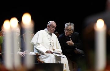 Papst Franziskus spricht am 31. Oktober 2016  im Veranstaltungszentrum "Malmö Arena" in Lund mit Reverend Martin Junge, Generalsekretär des Lutherischen Weltbunds, während eines Gottesdienstes und Ökumene-Festes zum Beginn des Reformationsjahres 2017.