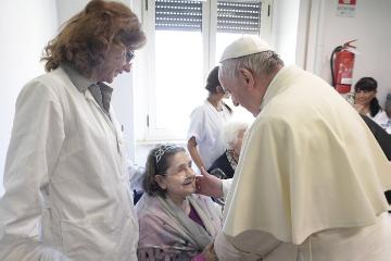 Franziskus begrüßt am 31. März 2017 eine Frau im Blindenzentrum "Centro Regionale Sant'Alessio - Margherita di Savoiain" in Rom.