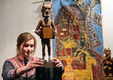Daina Zozaite, Führerin im Teufelsmuseum Kaunas, steht am 20. April 2017 zwischen den Exponaten und hält eine Teufelfigur.