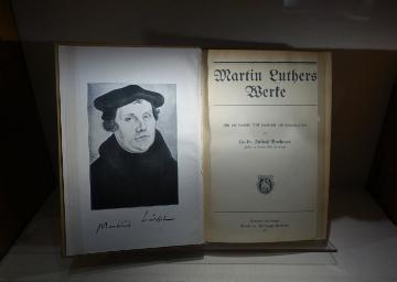 Blick in das 1907 in Stuttgart und Leipzig erschienene und von Julius Boehmer herausgegebene Buch "Marthin Luthers Werke" in der Ausstellung "Luther in Laach" im Kloster Maria Laach am 24. Juni 2017.