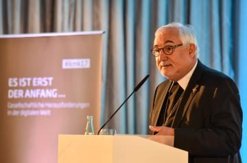 Bischof Gebhard Fürst, Vorsitzender der Publizistischen Kommission der Deutschen Bischofskonferenz (DBK), spricht auf dem Katholischen Medienkongress am 16. Oktober 2017 in Bonn.