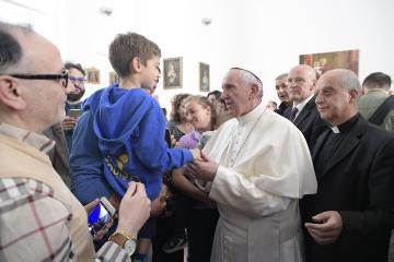 Franziskus begrüßt am 31. März 2017 einen Jungen im Blindenzentrum "Centro Regionale Sant'Alessio - Margherita di Savoiain" in Rom.