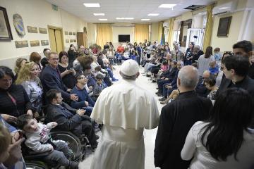 Franziskus besucht am 31. März 2017 das Blindenzentrum "Centro Regionale Sant'Alessio - Margherita di Savoiain" in Rom.