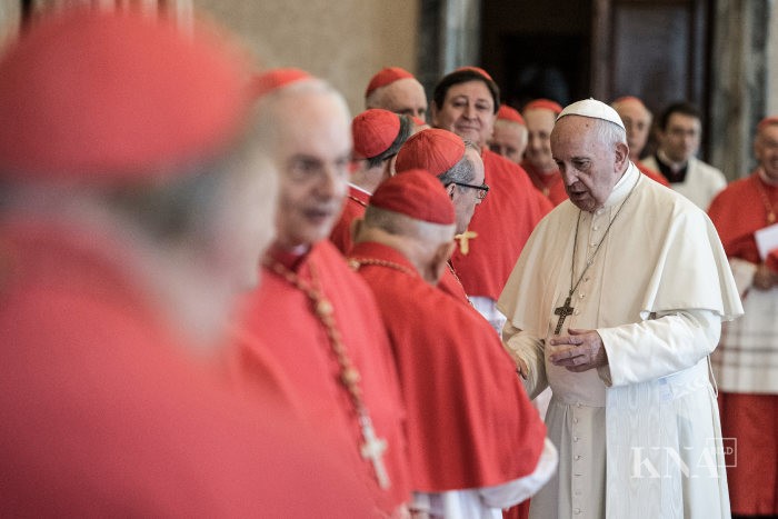 180719-93-000030 Papst Franziskus begrüßt Kardinäle