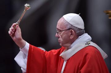 Papst Franziskus segnet die Gläubigen mit Weihwasser während der Pfingstmesse am 20. Mai 2018 im Petersdom im Vatikan.