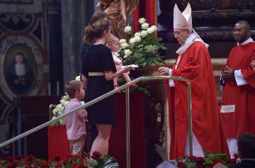 Eine Familie steht vor Papst Franziskus während der Pfingstmesse am 20. Mai 2018 im Petersdom im Vatikan.