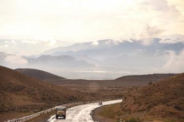 Regennasse Landstraße bei Areni (Armenien) am 2. Oktober 2017. Im Hintergrund: das Ararat-Tal.