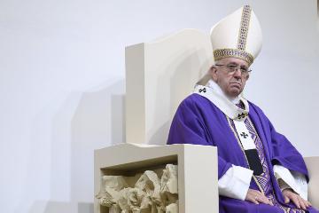 Papst Franziskus bei einem Gottesdienst am 2. April 2017 auf dem Domplatz der Kathedralkirche von Carpi in Norditalien. Die Kathedrale wurde 2012 bei einem Erdbeben schwer beschädigt und am 25. März 2017 wiedereröffnet.