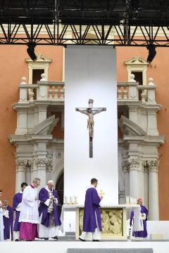 Papst Franziskus bei einem Gottesdienst am 2. April 2017 auf dem Domplatz der Kathedralkirche von Carpi in Norditalien. Die Kathedrale wurde 2012 bei einem Erdbeben schwer beschädigt und am 25. März 2017 wiedereröffnet.