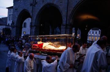 Priester tragen den gläsernen Sarg mit dem Leichnam des heiligen Papstes Johannes XXIII. am 24. Mai 2018 in die Kathedrale von Bergamo.