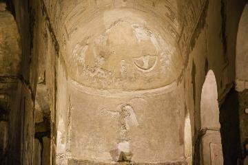 Stuckreliefs an der Decke und Wand der antiken, unterirdischen Basilica sotterranea di Porta Maggiore in Rom am 14. Januar 2018.