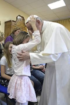 Franziskus begrüßt am 31. März 2017 ein Mädchen im Blindenzentrum "Centro Regionale Sant'Alessio - Margherita di Savoiain" in Rom.