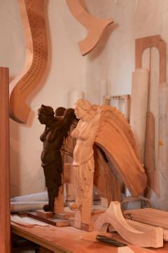 Harfenköpfe aus Holz in Form von Engeln für den Nachbau einer Harfe aus dem Gemälde des Harfe spielenden "König David" in der Werkstatt des Harfenbauers Eric Kleinmann in Rangendingen am 22. September 2017.
