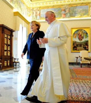 Papst Franziskus empfängt am 18. Mai 2013 die deutsche Bundeskanzlerin Angela Merkel in einer Privataudienz im Vatikan.