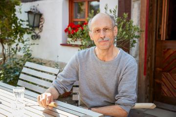 Harfenbauer Eric Kleinmann sitzt draußen vor seiner Werkstatt in Rangendingen am 22. September 2017.